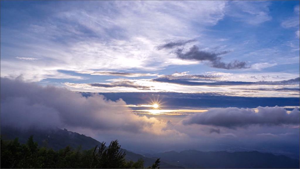 大崙山雨後天空繽紛多彩　雲海伴夕陽景色絕美