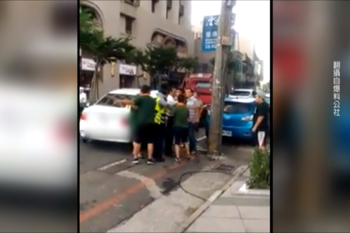 違停不給拖吊 車主硬開門坐上車