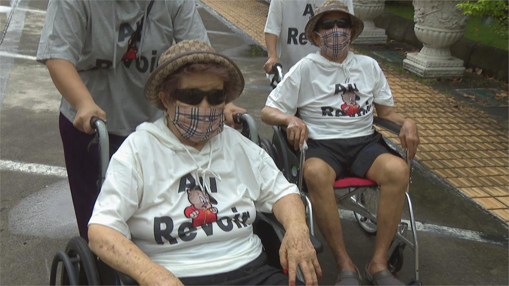 九旬夫婦曬恩愛　穿情侶裝接種疫苗戴資穎阿嬤打疫苗　親自騎車前往接種站