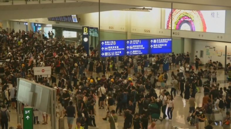 反送中／傳港警將清場香港機場！大批示威民眾迅速撤退