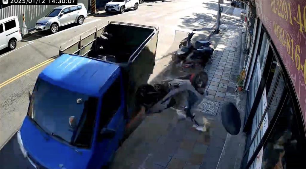 快新聞／嚇！五股小貨車失控撞民宅、6機車　駕駛救出後緊急送醫