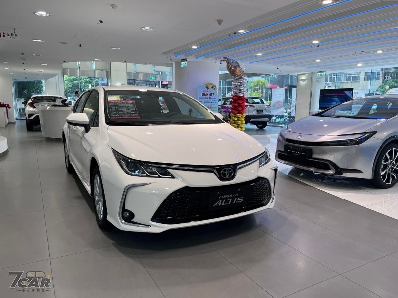 換裝 9 吋螢幕 / 採扭力樑懸吊　小改款 Toyota Corolla Altis 豪華版 實拍