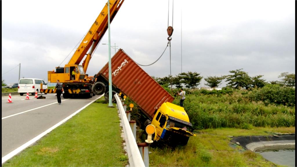 路面不穩衝撞分隔島 聯結車駕駛慘摔橋下