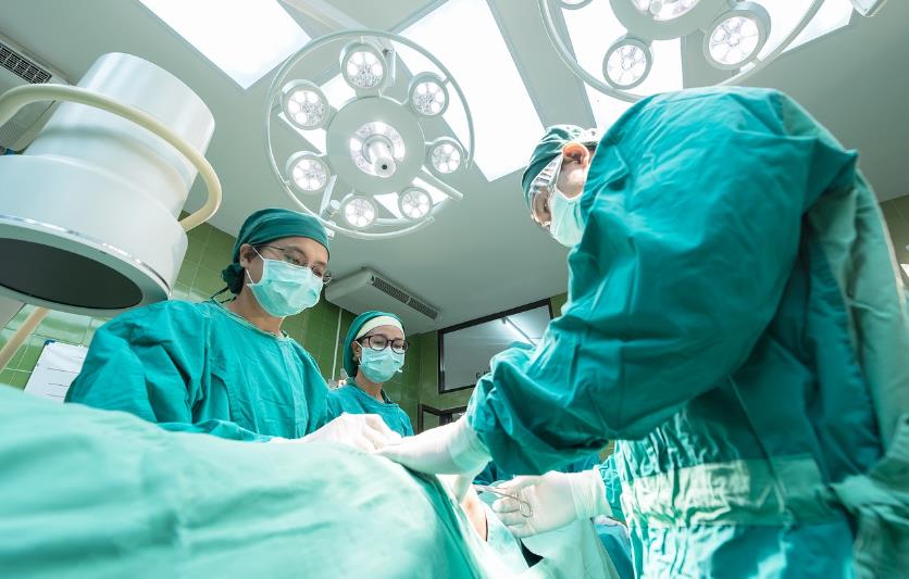 婦人問白內障術後多久能「開機」？醫師幽默回應：遵守「四不原則」