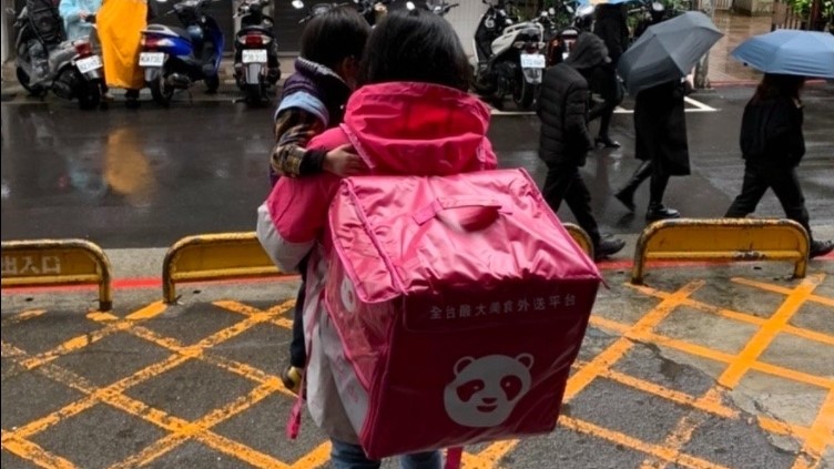 媽「冒雨抱兒」跑外送扛家計!見辛苦背影她心疼暖遞早餐感動萬名網友