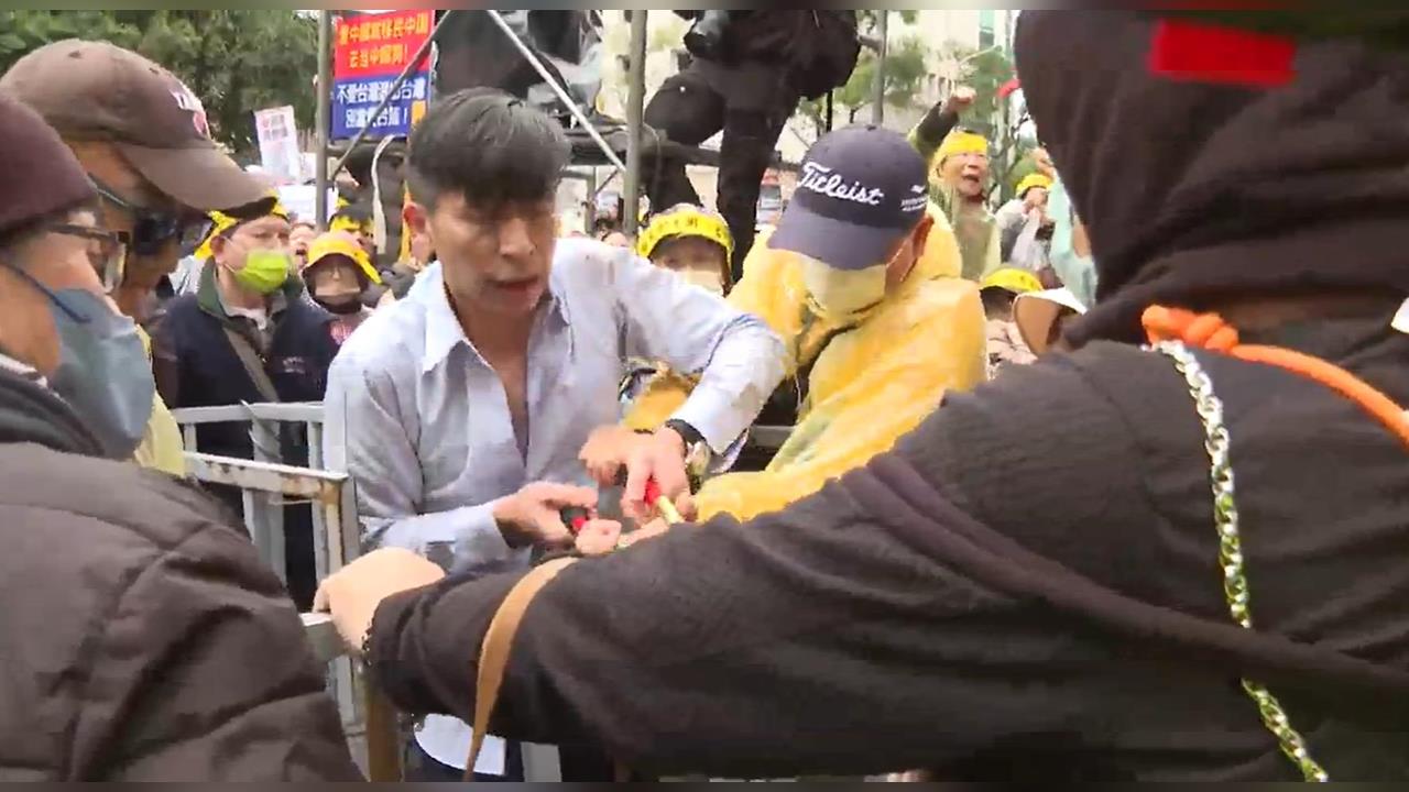 快新聞／抗議藍白要過3惡法！油壓剪破壞護欄遭起訴　鍾佳濱發聲了