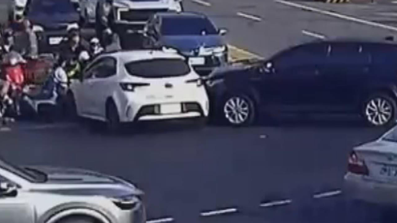 高雄鳳山路口連環撞！　直行車衝撞左轉車　　4機車遭"掃到"全倒