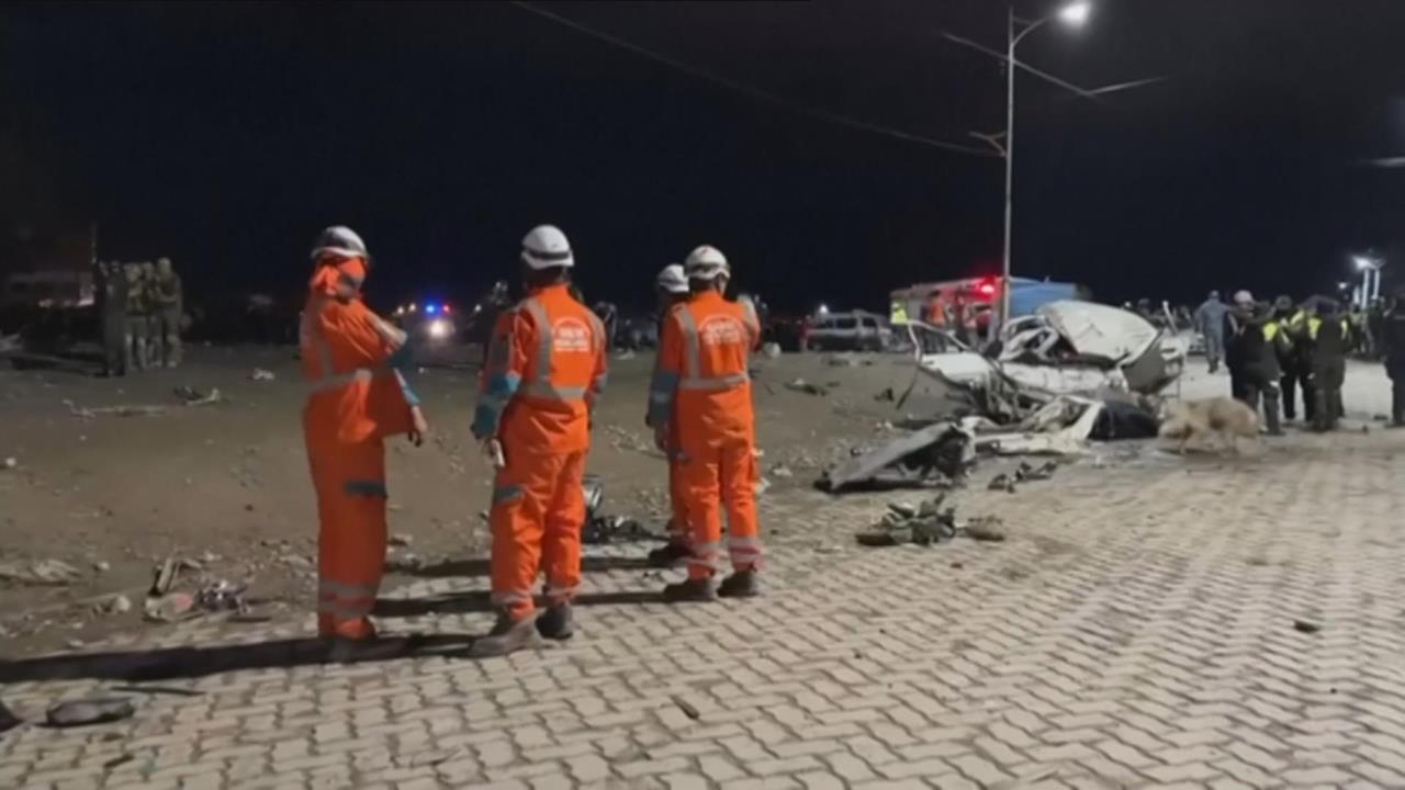 玻利維亞運鈔軍機墜毀15死　新鈔散落民眾狂撿