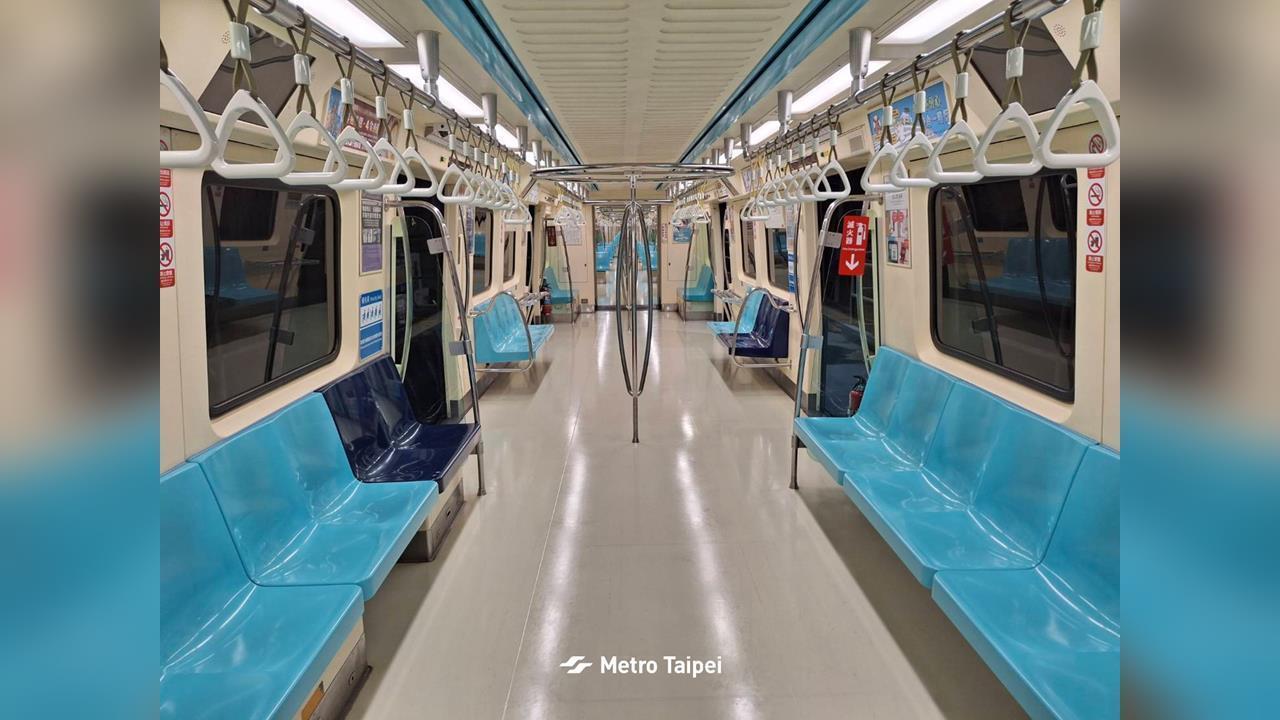 北捷紫衣男車廂講電話突大吼：會死很多人！乘客嚇瘋急逃命「驚險畫面」曝光