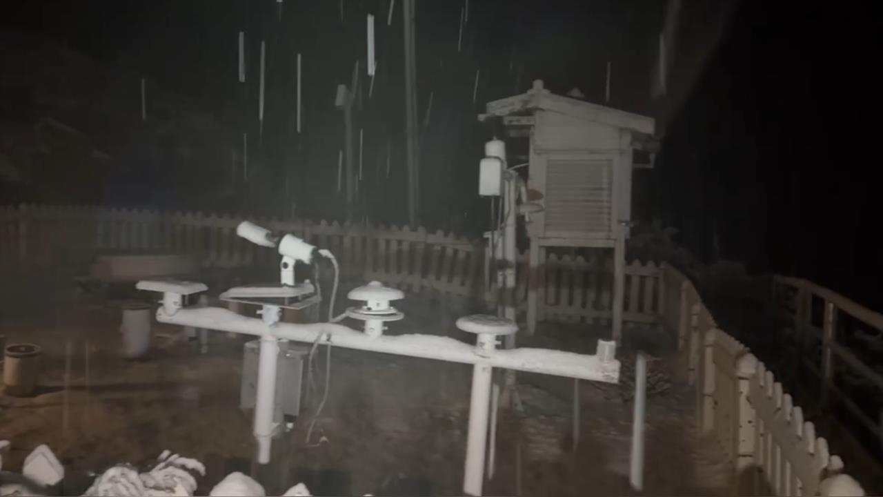 快新聞／下雪了！水氣充足溫度低　玉山今晨逐漸白頭