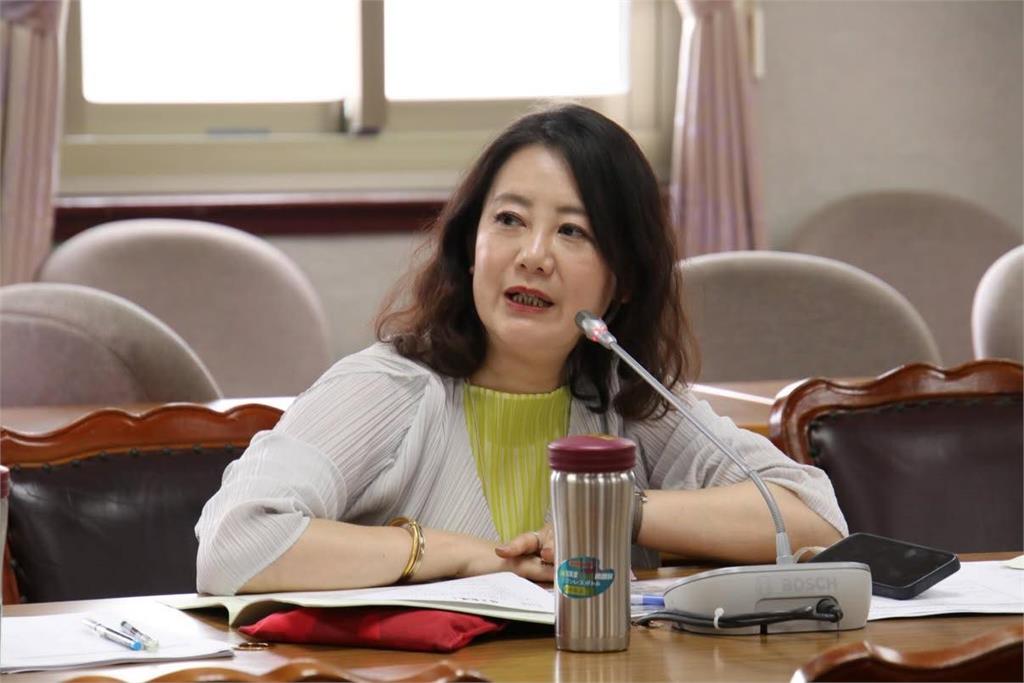 快新聞／「國民黨、民眾黨皆造假」　吳思瑤怒轟：踐踏民主、褻瀆司法藍白真的有夠合