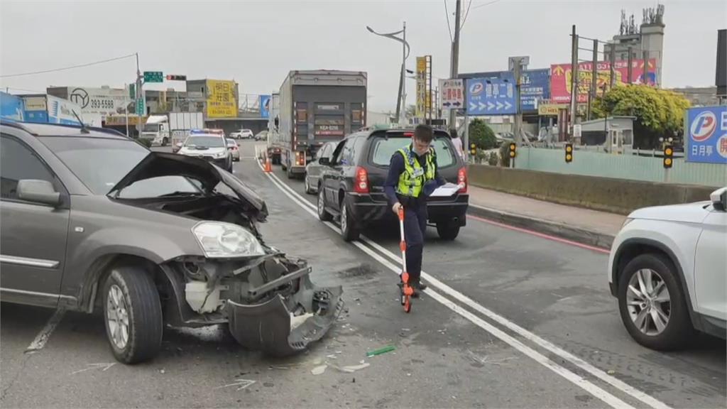 砂石車疑方向盤故障 失控自撞分隔島波及兩車