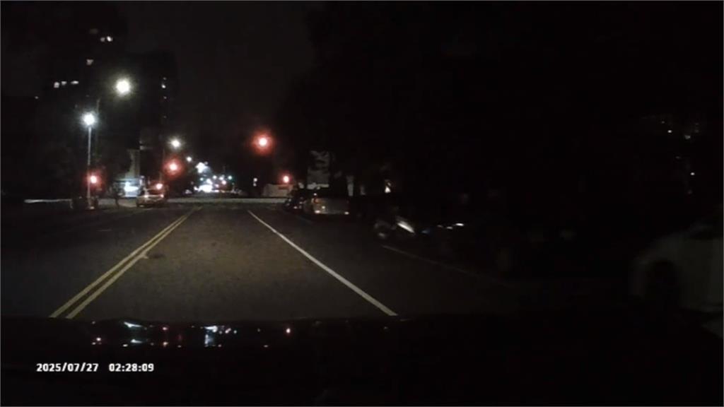 男酒駕心虛棄車躲草叢! 找副駕女友人"頂替駕駛"