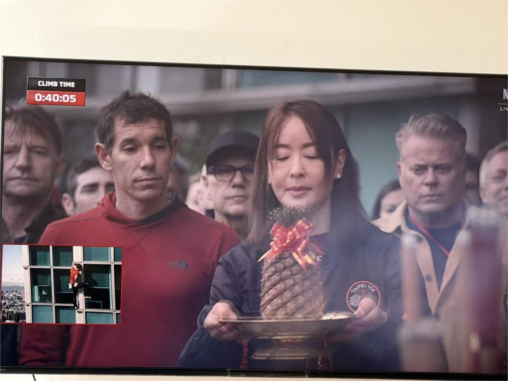 鳳梨拜拜太有戲！賈永婕畫面瘋傳　霍諾德表情包洗版