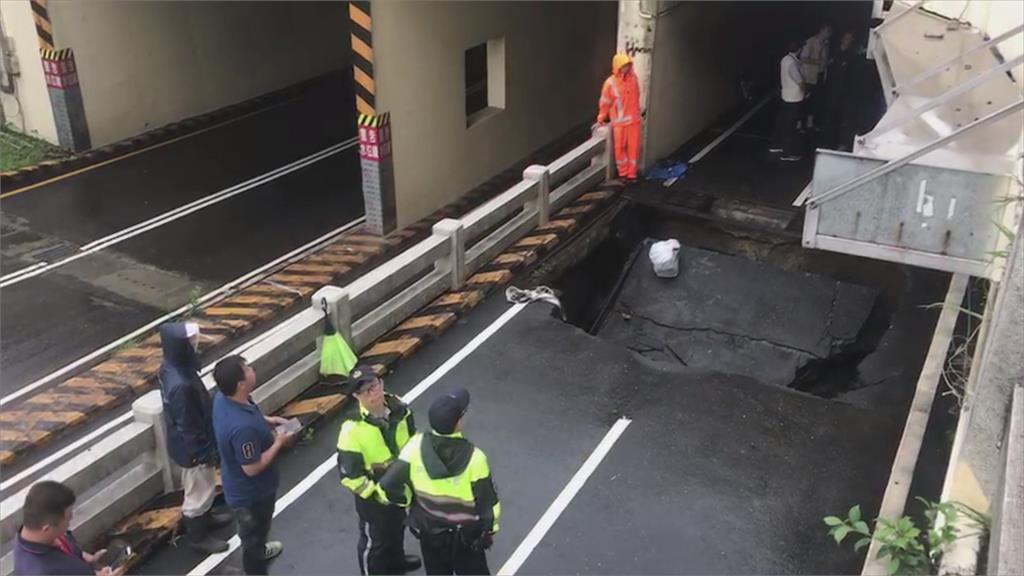 連日大雨沖塌台南地下機車道 騎士連環摔兩米坑洞