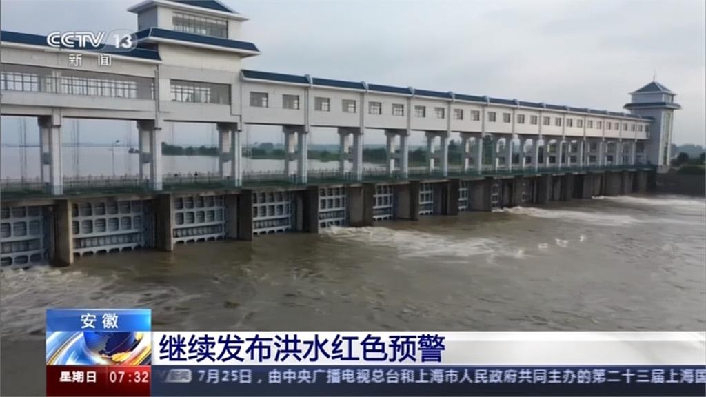 中國長江第三號洪水形成中 官方用隔板阻民眾探水情