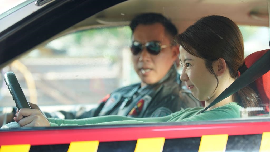 郭書瑤為戲學開車!教練竟是旅美球員 聞劇組下令「這件事」讓她傻眼