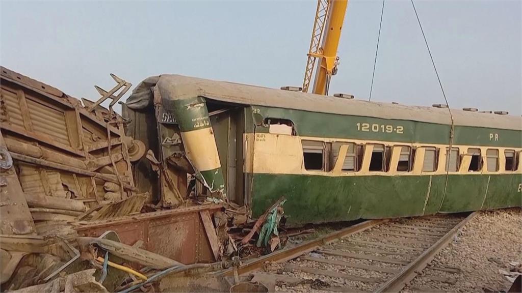 至少30死100傷！　巴基斯坦火車出軌翻覆　傷患從車廂掙扎爬出