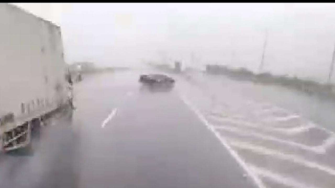 藍寶堅尼高速公路「打水漂」 後方駕駛驚險直擊