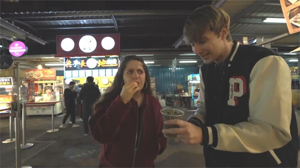 外國人逛台灣夜市超嗨　「挑戰吃燒酒螺」崩潰喊：吸不到