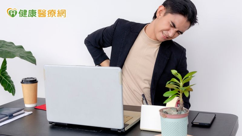 擺脫深層肩胛「膏肓痛」！中醫調理與姿勢矯正助減緩不適
