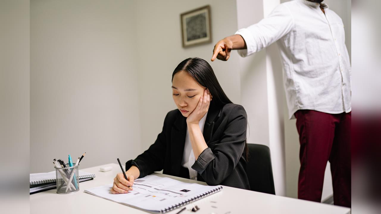 主管職場霸凌怎麼判斷？律師曝關鍵「不是只看罵髒話」：重點在「這」