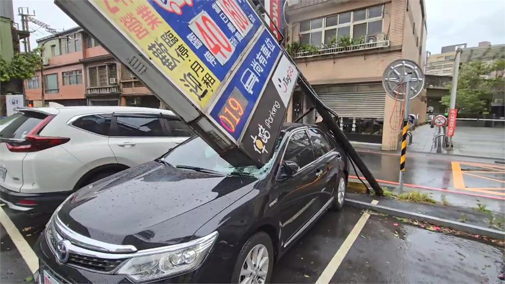 強颱凱米16級風好兇！汐止停車場招牌直插轎車玻璃　網驚：還要賠營業損失