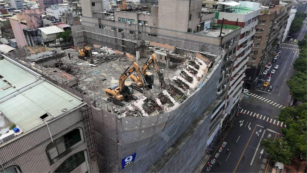 台中市公園路建案鷹架傾斜! 市議員提醒大家繞道而行