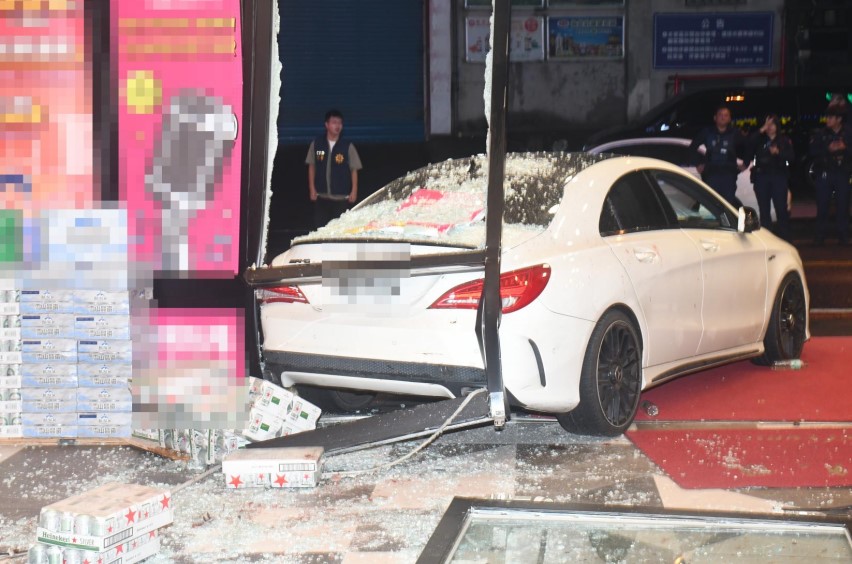宜蘭KTV爆衝突！　顧客不滿服務態度竟「倒車」撞店門