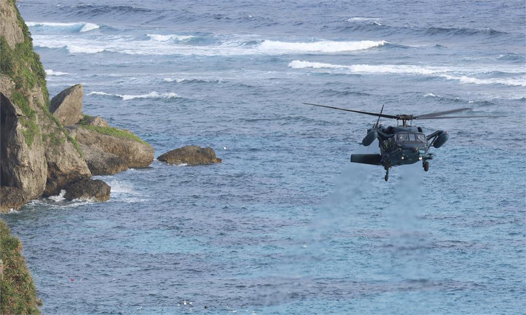 快新聞／日本黑鷹直升機墜海！尋獲附編號「頭盔」 10人仍下落不明