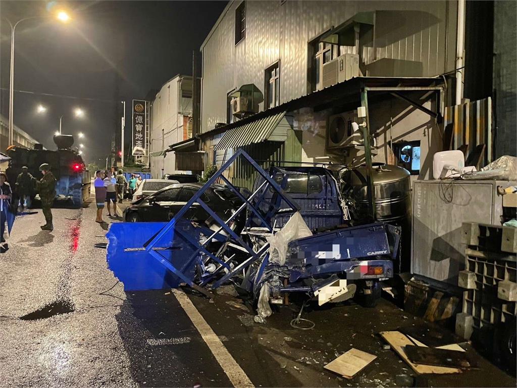 【有片】扯！疑深夜視線不佳 新屋自走砲車輾壞路邊4車