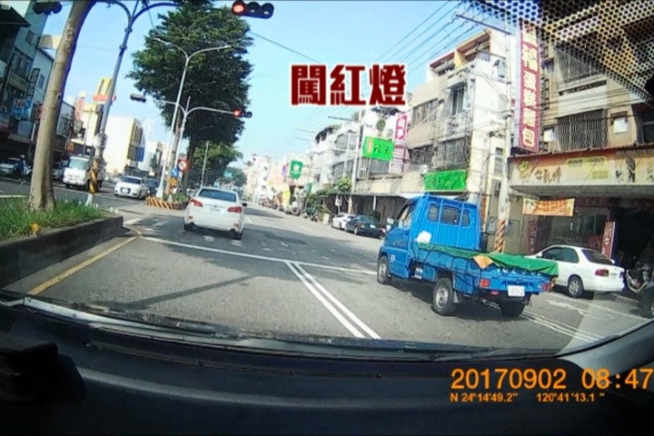 男童受傷父急闖燈遭攔 警霸氣回：跟我走