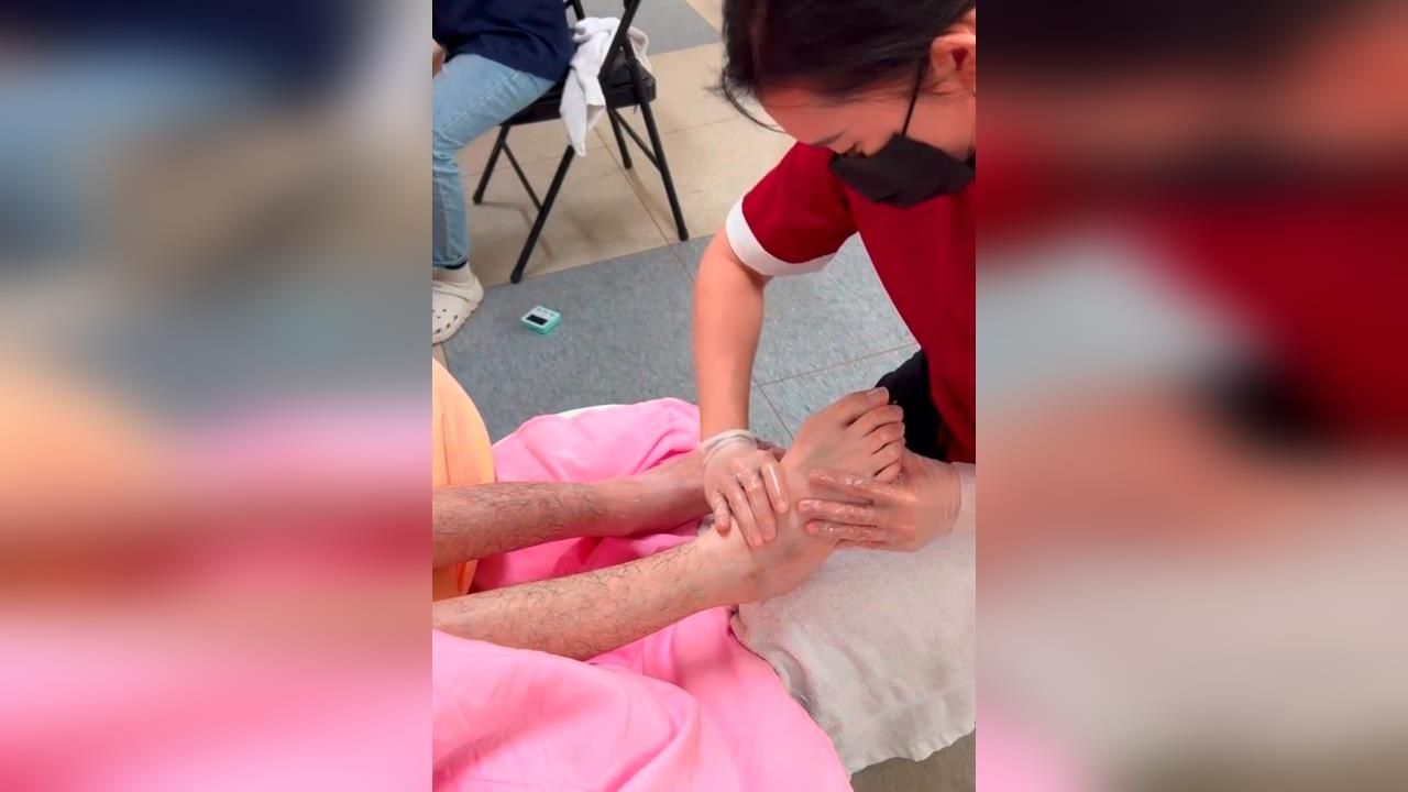 按摩店耶誕送暖! 替植物人免費按摩.刺激意識