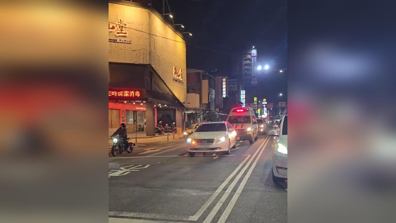快新聞／超扯！救護車狂響鳴笛卻被擋　網氣炸：等著遭報應