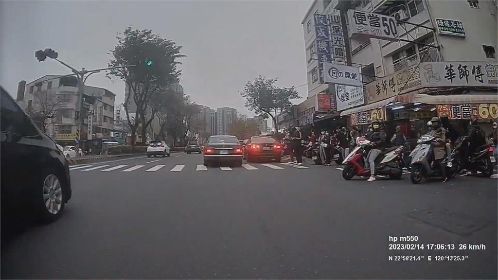 誇張！13輛車併排還有3車併排　網友酸這地方「不意外」