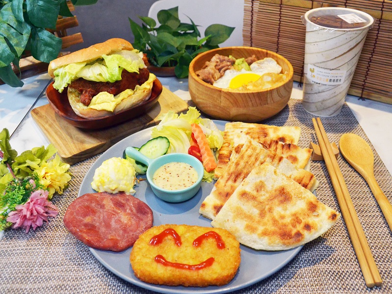 新莊早午餐推薦！烤牛起司夾餅拼盤、烏冬熱熱炒美味登場！