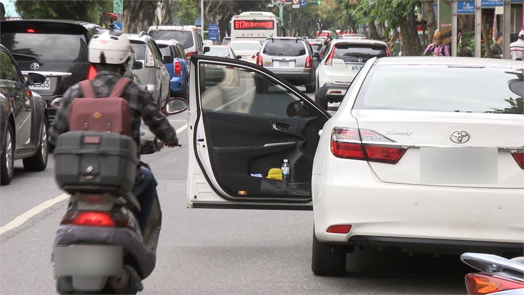 網路瘋傳「開左後車門下車會被罰」 警方出面闢謠