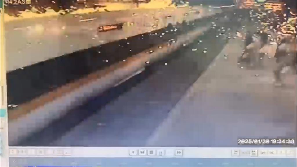 快新聞／這不是煙火！太魯閣列車進站突爆火花　台鐵曝原因：電線不平整