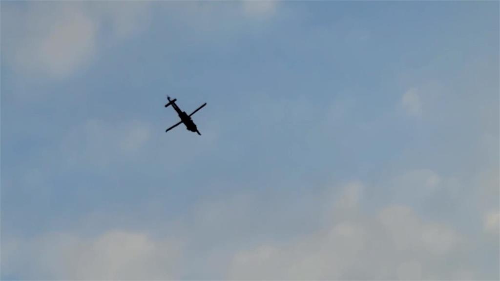 國慶空中預演　黑鷹直升機飛越總統府上空