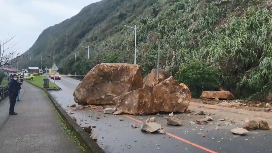 快新聞／嚇死人！基隆外木山40公噸巨石崩落 休旅車駕駛驚險躲過