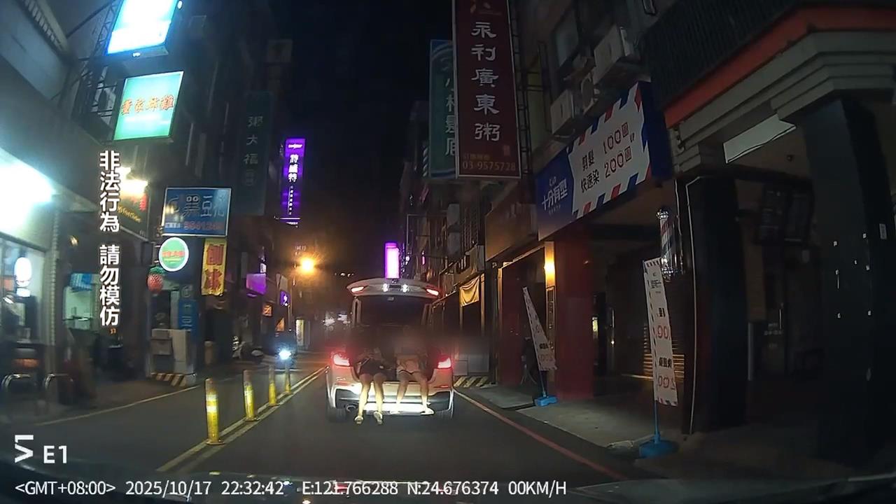 宜蘭羅東離譜畫面! 休旅車車尾"坐人還抱嬰兒自拍"