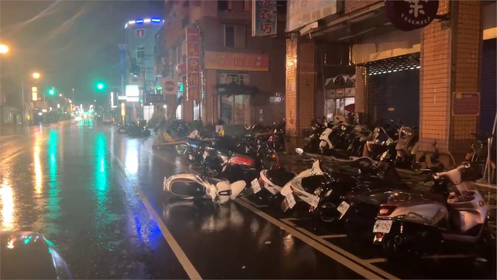 一片狼藉花蓮市區招牌散落　摩艾石裝置藝術飛至一樓