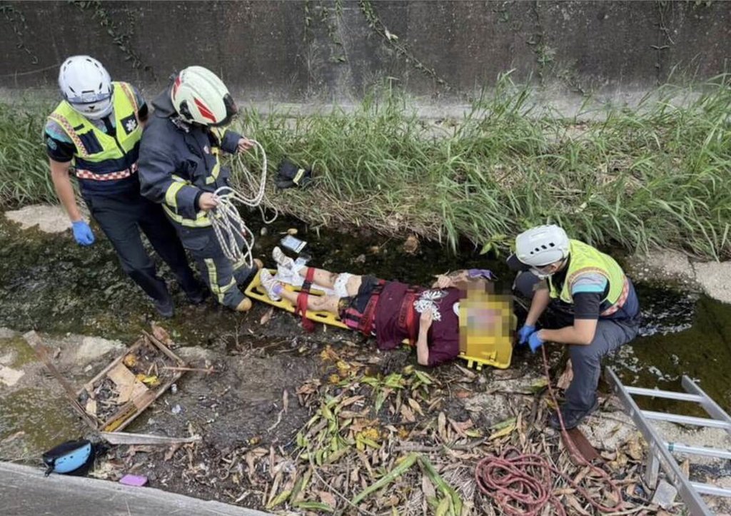 彰化婦騎車疑恍神跌入排水溝 擔架救出送醫
