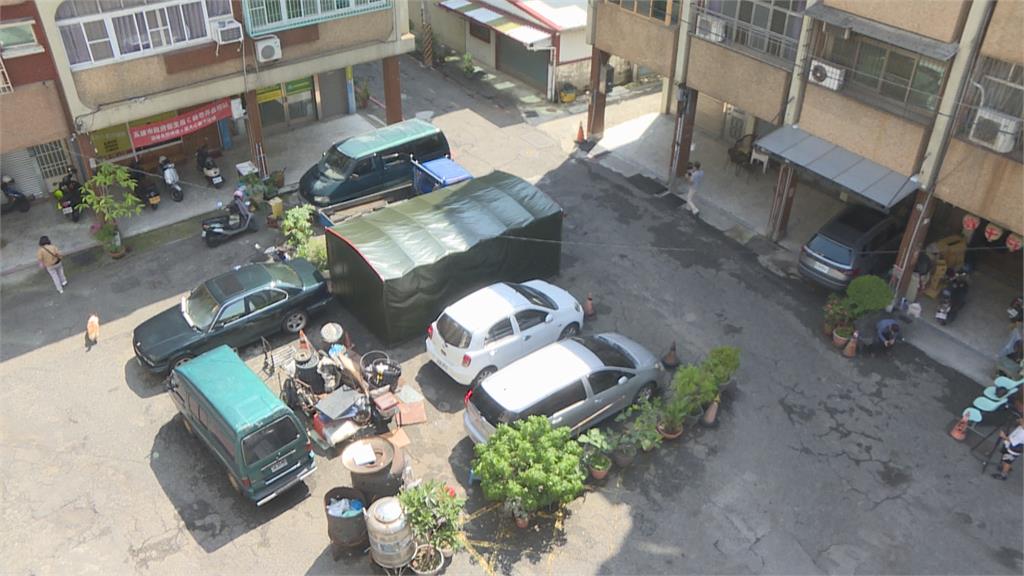 不滿道路遭圍籬阻隔成私人停車場　苦苓痛批「怠慢」！高市府：產權複雜