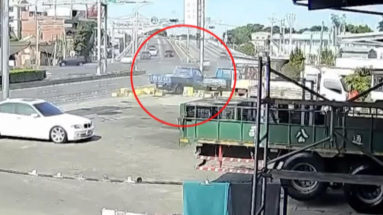 貨車駕駛疑恍神自撞！貨車撞轎車後又撞柱子　巨大聲響嚇壞人