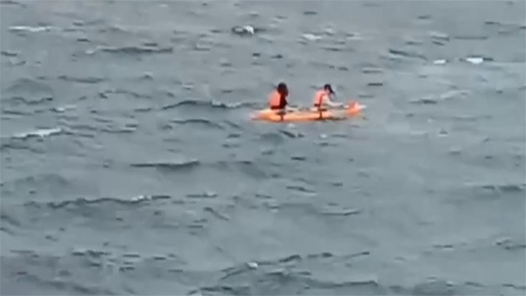 兩女體驗立槳衝浪划不回 海巡馳援救兩人