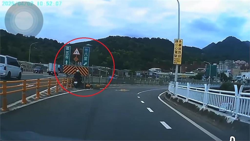 快新聞／關渡大橋詭異車禍　男騎士「保齡球式」自撞整排防撞桿後倒地