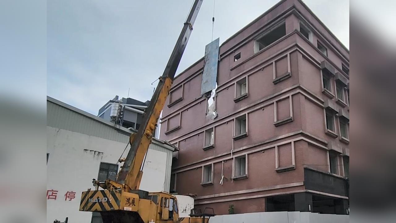 花蓮5層樓旅館拆除碎石亂飛！　相距不到75公分　鄰宅屋頂、窗戶遭砸破
