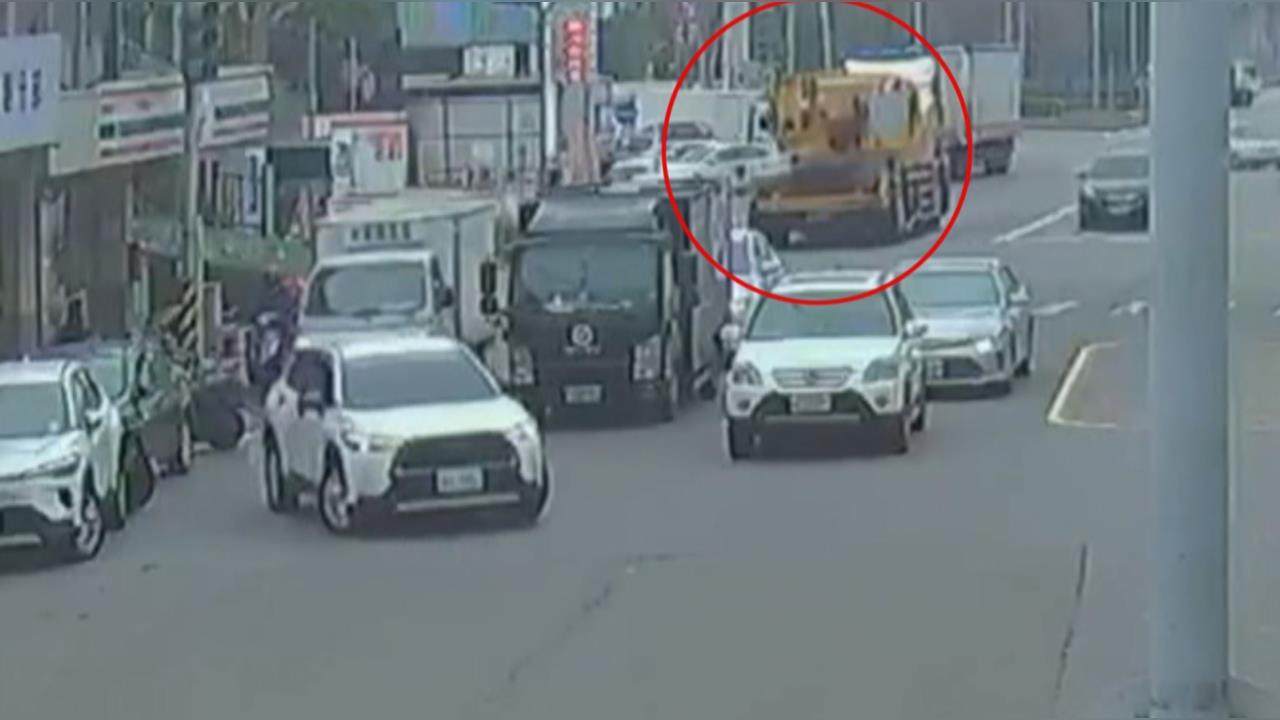 疑煞車失靈連環撞! 70噸吊臂車直衝路邊汽機車