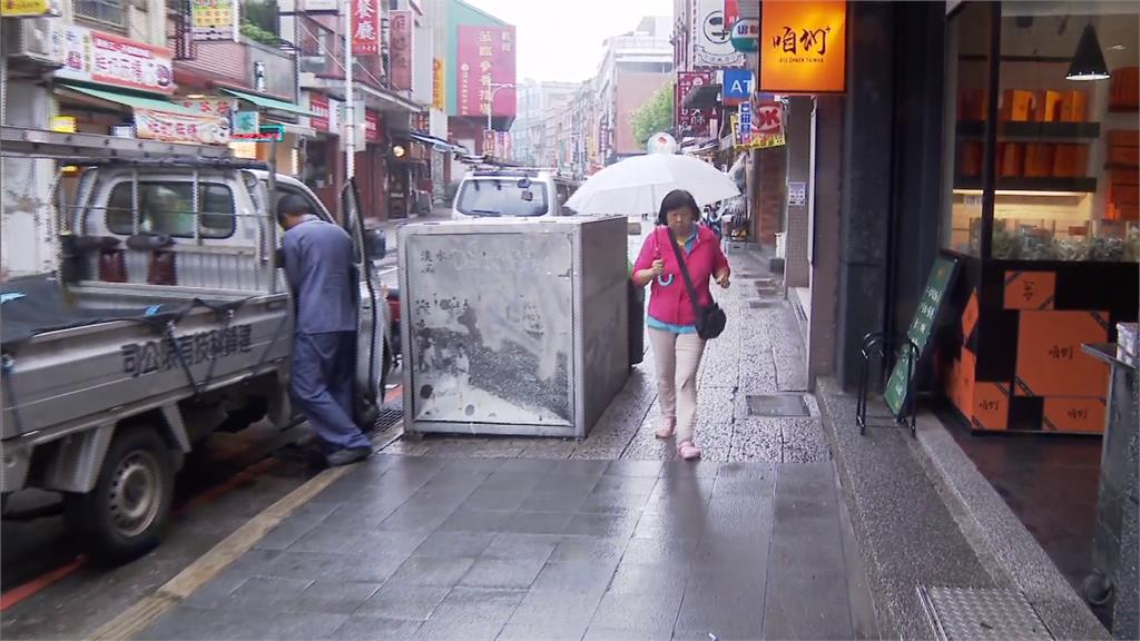 雨彈炸淡水！淡金公路積水 老街水淹比輪胎高